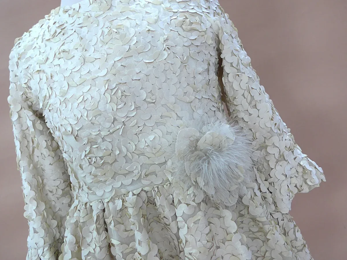 Vestido beig con petalitos beig y plumas - Imagen 5