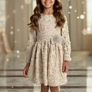 Vestido beig con petalitos beig y plumas
