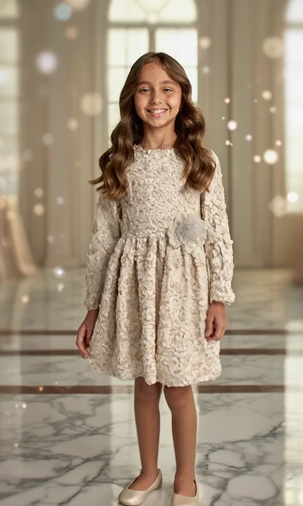 Vestido beig con petalitos beig y plumas