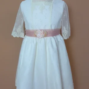 Vestido tul bordado manga francesa y fajin rosa