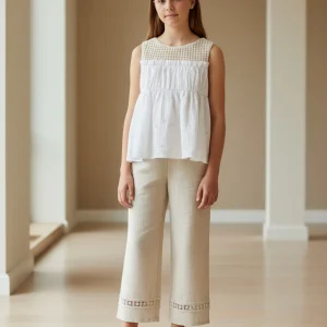 Conjunto blusa blanca y pantalon lino beig y lazo vichy negro