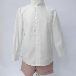 Camisa de lino blanco y short rosa empolvado