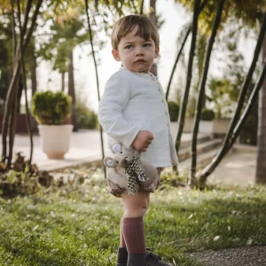 Conjunto rana con estampado de jirafas y camisa blanca