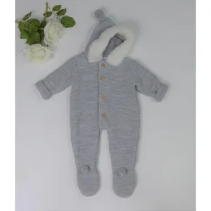 Buzo color gris con capucha